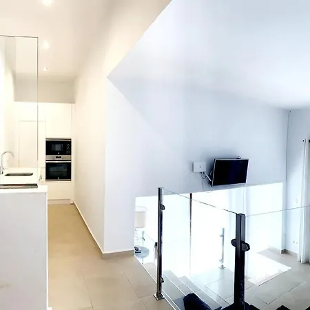 Stunning Duplex In Capistrano Playa, Appartement Nerja